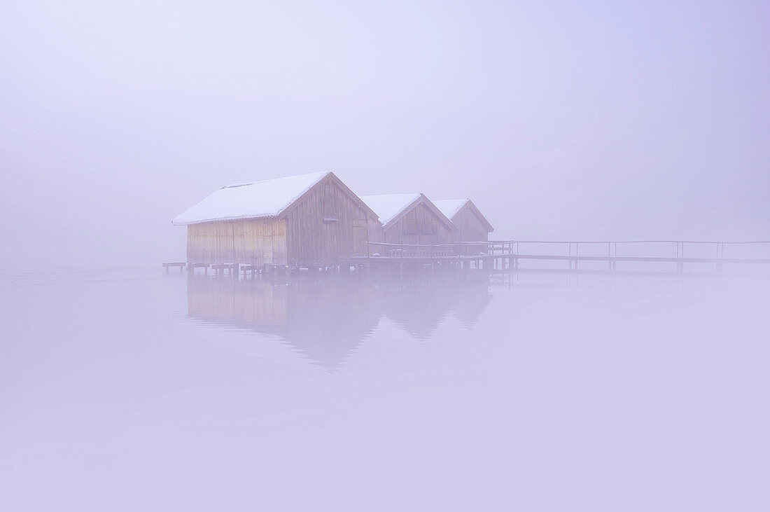 Die Fischerhäuser von Schlehdorf an einem nebligen Februarmorgen, Oberbayern, Bayern, Deutschland