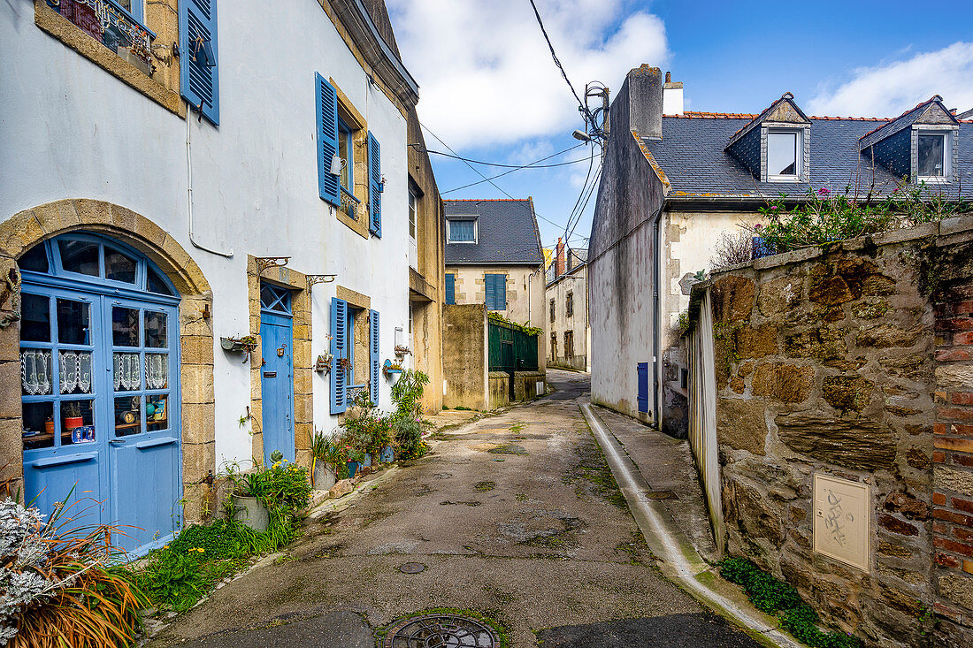 Idyllische Gasse in einem Dorf in der Bretagne, Frankreich
