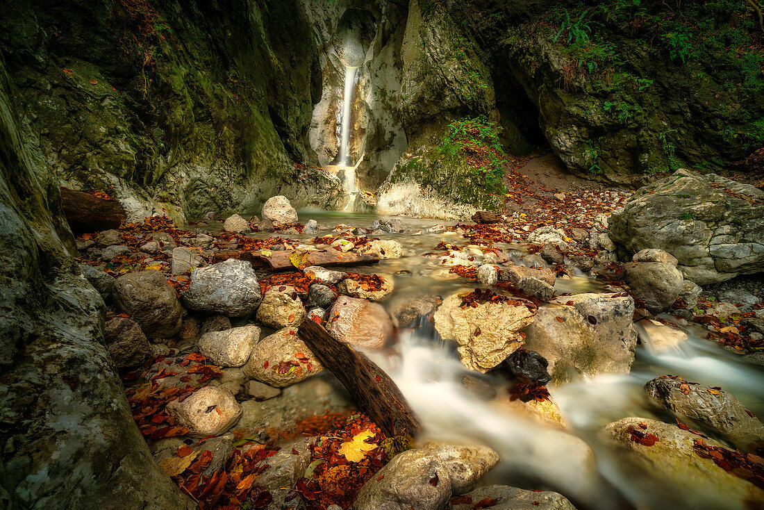 Der kleine Heckenbach Wasserfall bei Kochel am See, Oberbayern, Bayern, Deutschland