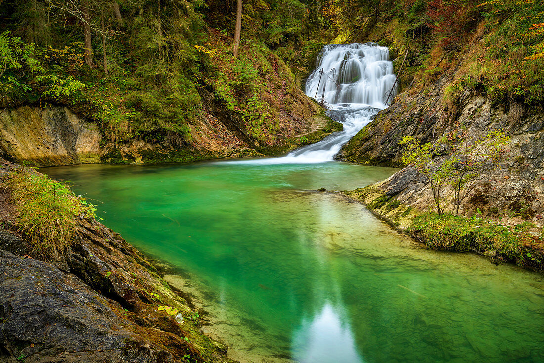 Der Wasserfall am Obernachkanal bei Wallgau, Oberbayern, Bayern, Deutschland