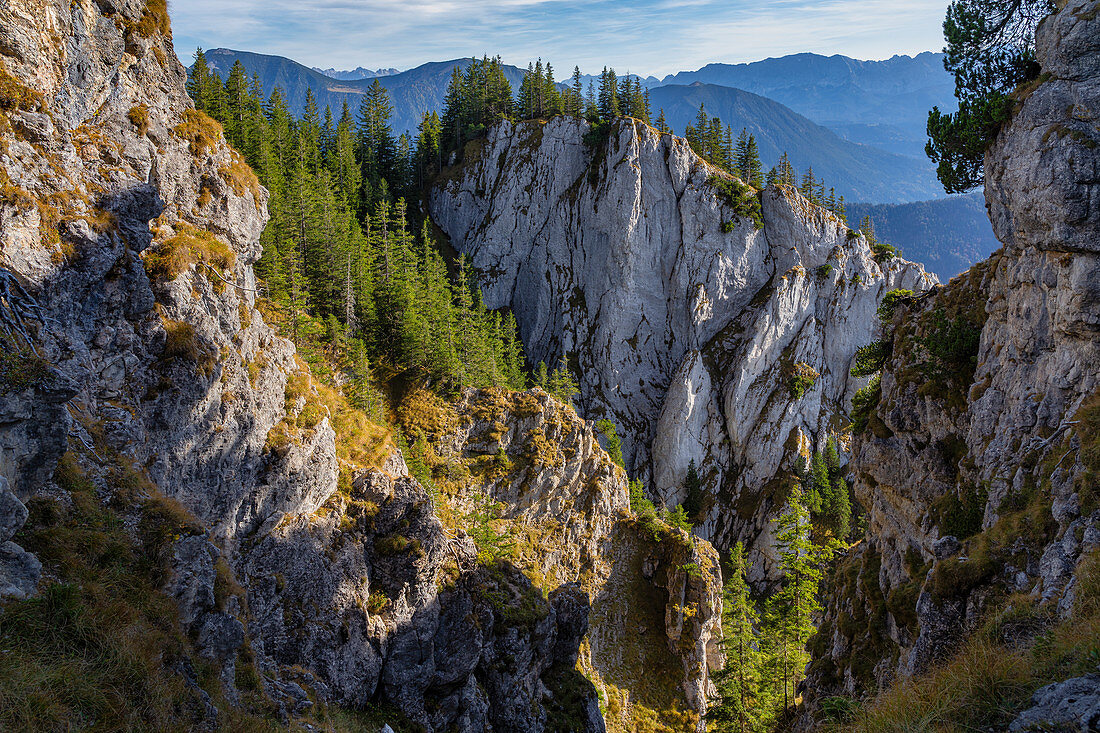 Abstieg von den Schartenköpfen auf das Wettersteingebirge, Oberammergau, Bayern,Deutschland