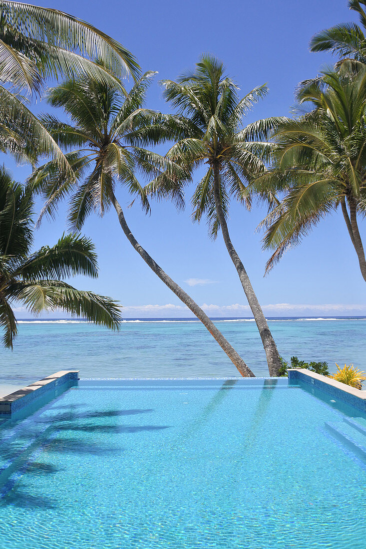 Leerer Swimmingpool in einem tropischen Inselresort an einem hellen, klaren Tag in Rarotonga auf den Cookinseln