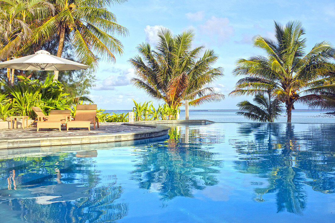 Leerer Swimmingpool in einem tropischen Inselresort bei Sonnenuntergang in Rarotonga, Cookinseln