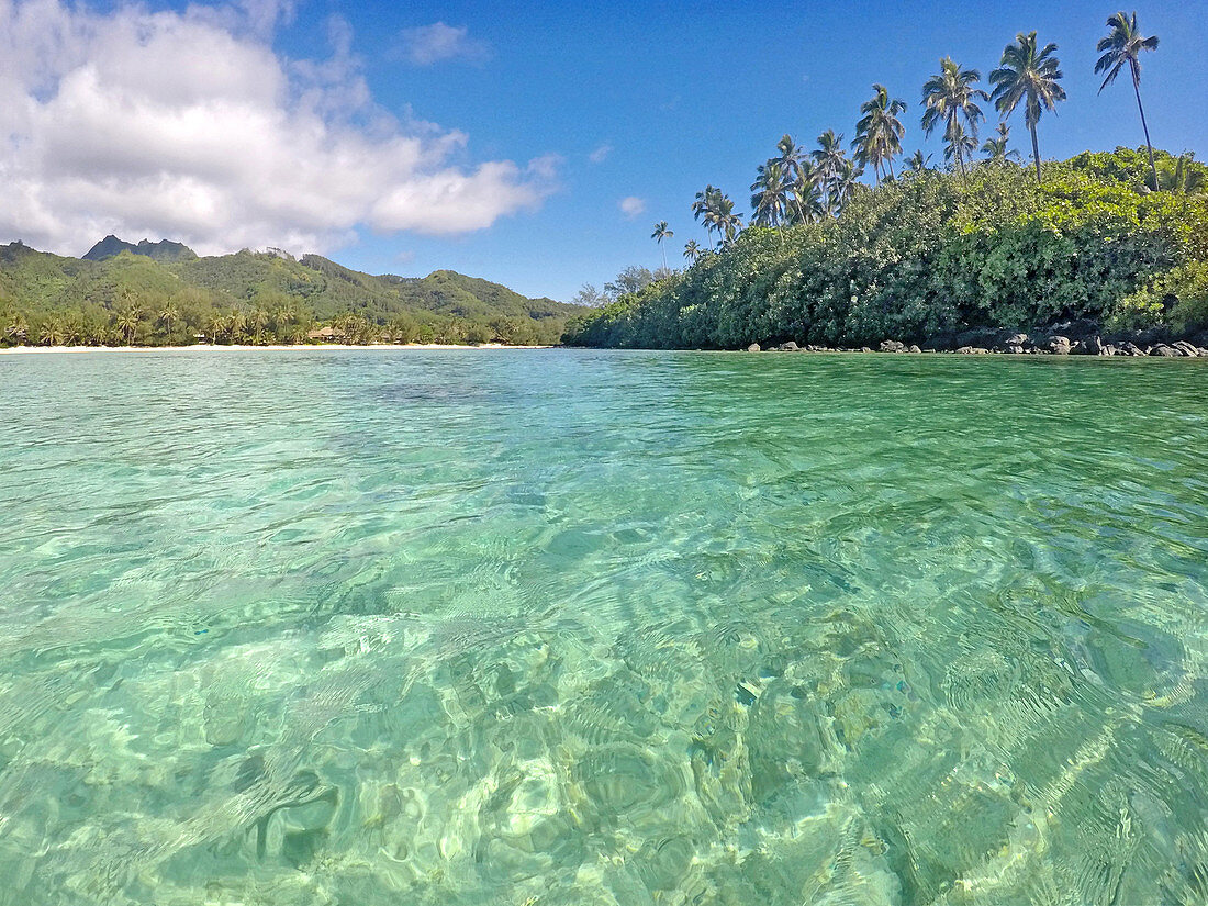 Landschaftsansicht der Insel Taakoka und der Insel Rarotonga von der Muri-Lagune in Rarotonga, Cookinseln