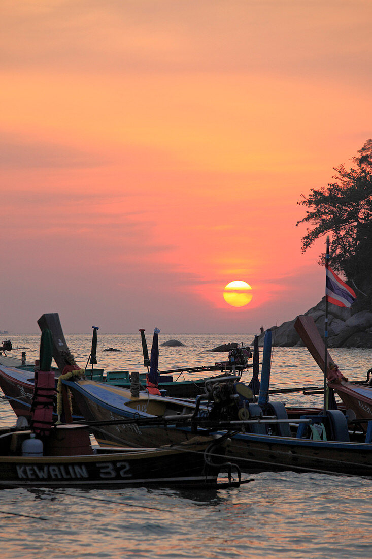 Thailand, Phuket, Kata Yai Beach, Boote beim Sonnenuntergang