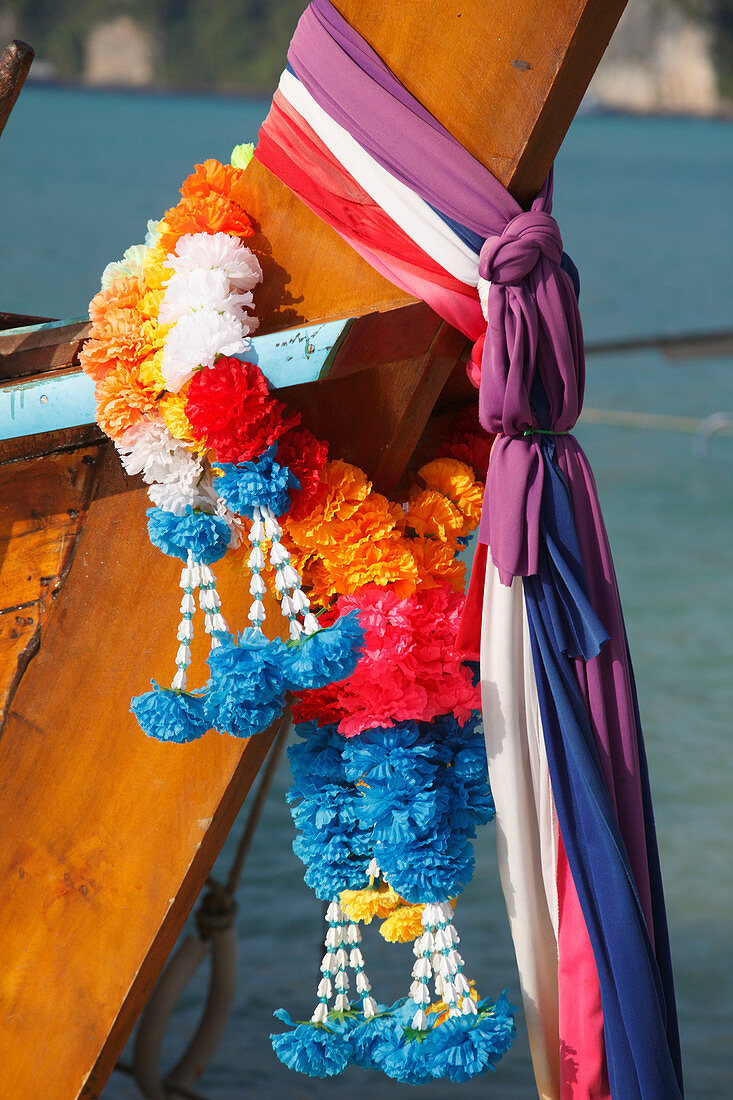 Thailand, Krabi, Phi Phi Don Insel, Boot mit Blumendekoration