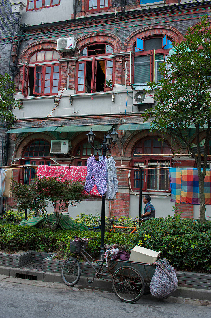 Straßenszene mit Fahrrad und Wäscheleine in der ehemaligen jüdischen Nachbarschaft in der Tilanqiao historischen Gegend von Hongkou Bezirk von Shanghai, China.