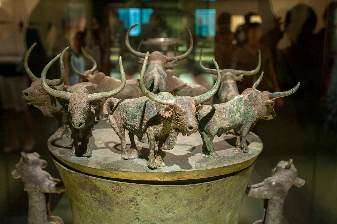 Ein Container mit 8 Yaks aus den Jahren 200-306 v. Chr. (westliche Han) in der Bronzeausstellung im Shanghai-Museum, einem Museum für altchinesische Kunst, auf dem People's Square im Bezirk Huangpu in Shanghai, China.