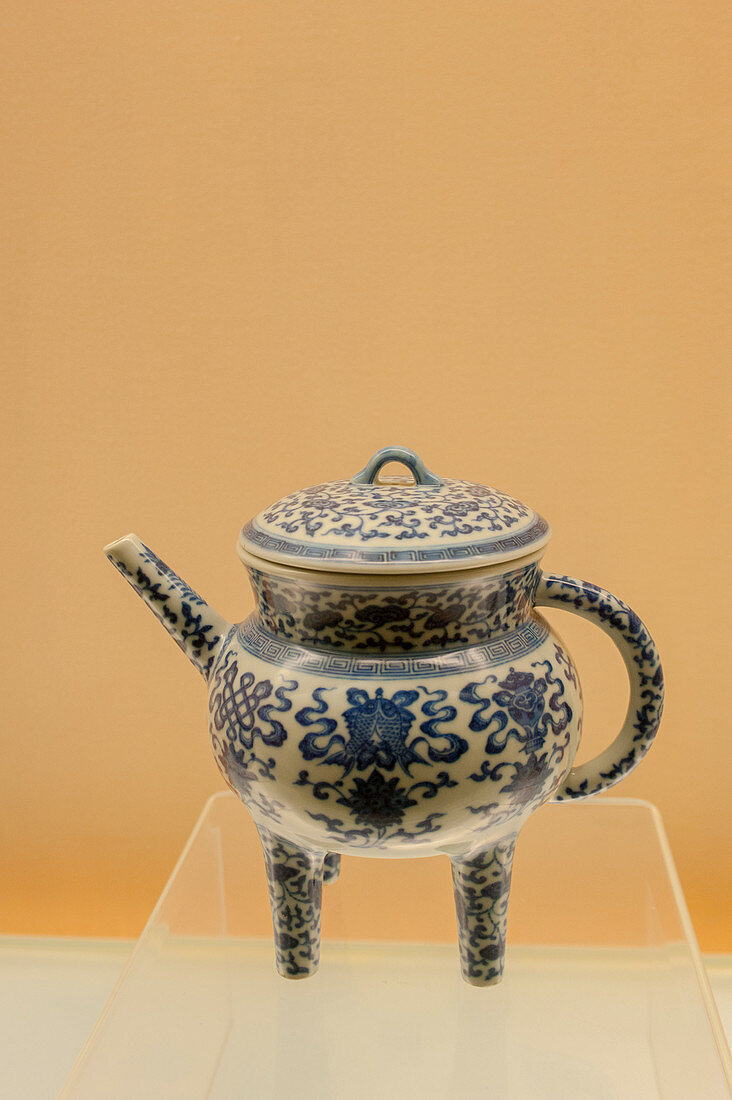 Keramik aus dem Jahr 1821 (Qing-Dynastie) in einer Ausstellung im Shanghai Museum, einem Museum für altchinesische Kunst, auf dem People's Square im Bezirk Huangpu in Shanghai, China.