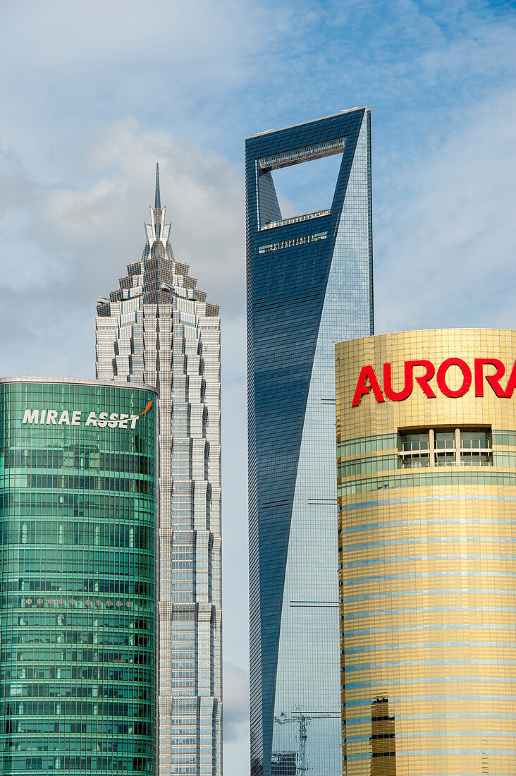 Blick von einer Huangpu-Flusskreuzfahrt auf das moderne Zentrum von Pudong und das 492 Meter hohe World Financial Center in Shanghai, China.