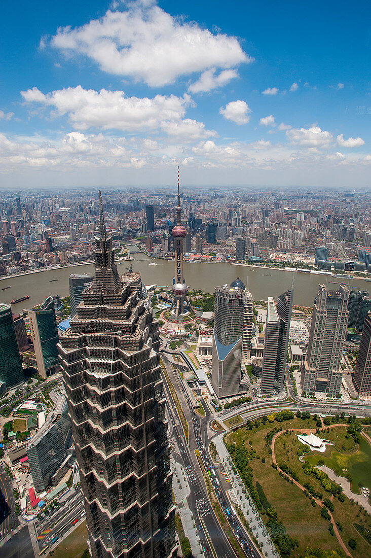 Blick von der Aussichtsplattform des 492 Meter hohen World Financial Center in Pudong auf die Innenstadt, den Oriental Pearl Fernsehturm, den Huangpu-Fluss und den Bund in Shanghai, China.
