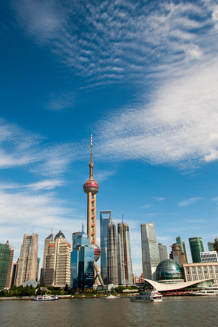 Blick von einer Huangpu-Flusskreuzfahrt auf das moderne Zentrum von Pudong mit dem Oriental Pearl-Fernsehturm und dem 492 Meter hohen World Financial Center in Shanghai, China.