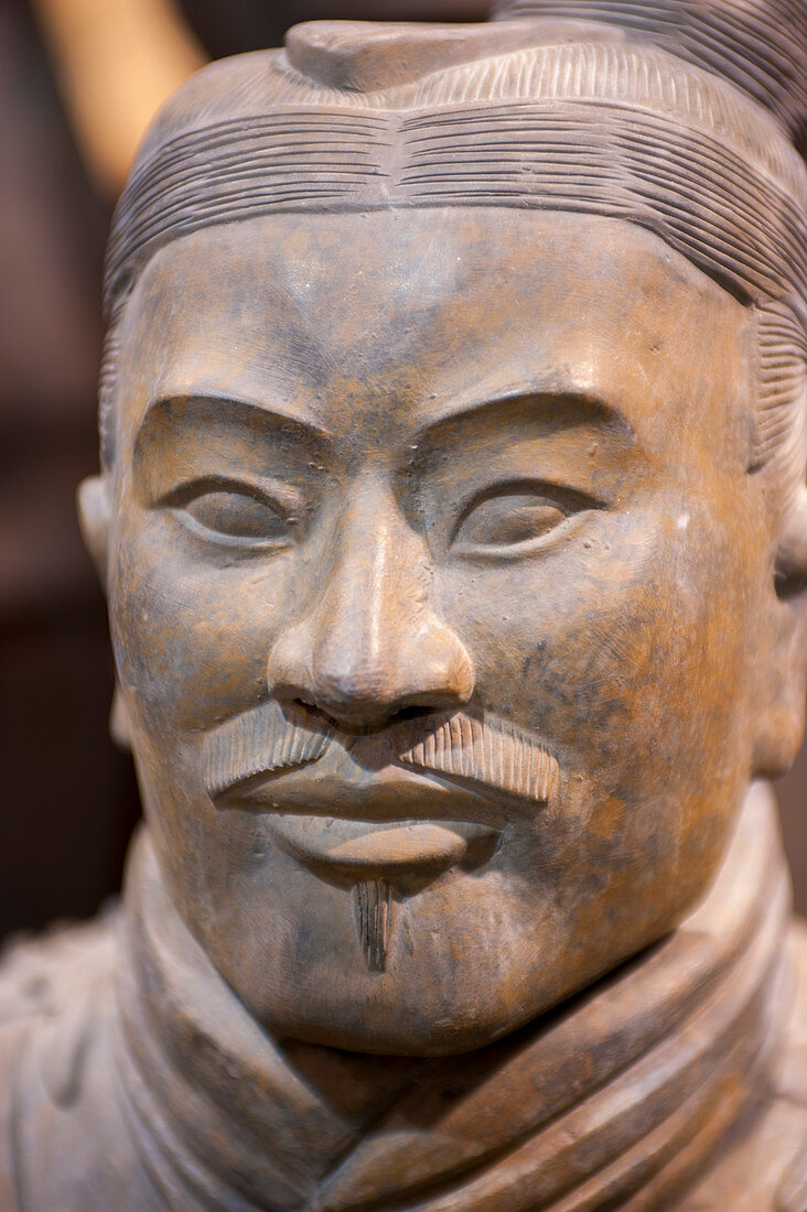 Nahaufnahme einer Kriegerstatue im Terrakotta-Krieger- und Pferdemuseum, die die Sammlung von Terrakotta-Skulpturen zeigt, die die Armeen von Qin Shi Huang (259 v. Chr. - 210 v. Chr.), Dem ersten Kaiser Chinas, in Xian, China, darstellen.