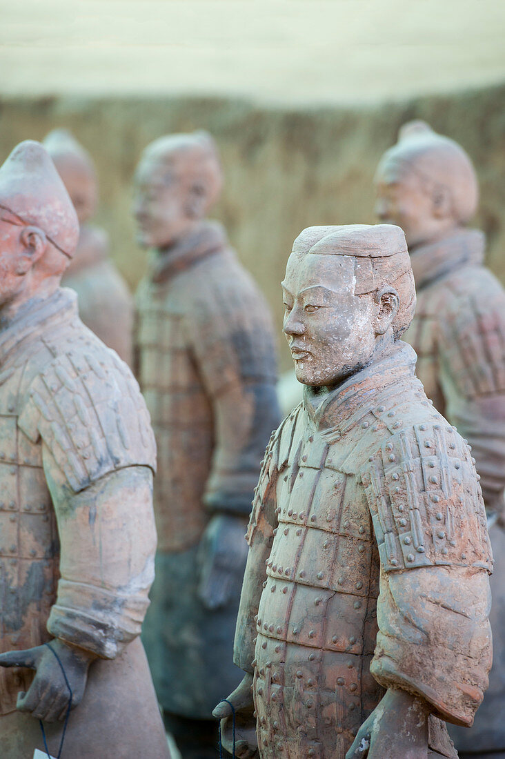 Kriegerstatuen im Terrakotta-Krieger- und Pferdemuseum, die die Sammlung von Terrakotta-Skulpturen zeigen, die die Armeen von Qin Shi Huang (259 v. Chr. - 210 v. Chr.), dem ersten Kaiser Chinas, in Xian, China, darstellen.