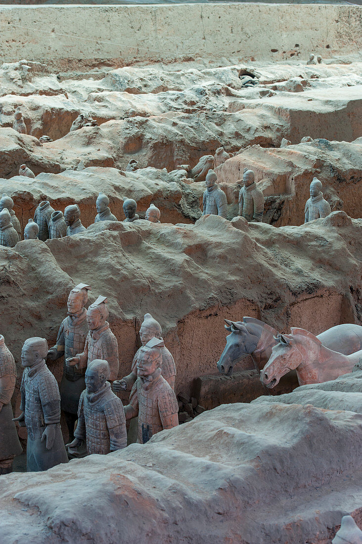 Überblick über die Terrakotta-Armee im Terrakotta-Krieger- und Pferdemuseum, das die Sammlung von Terrakotta-Skulpturen zeigt, die die Armeen von Qin Shi Huang (259 v. Chr. - 210 v. Chr.), dem ersten Kaiser Chinas, in Xian, China, darstellen.
