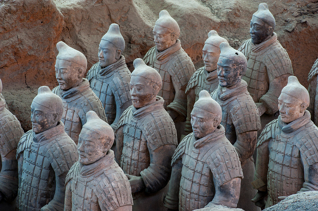 Ansicht der Terrakotta-Armee im Terrakotta-Krieger- und Pferdemuseum, das die Sammlung von Terrakotta-Skulpturen zeigt, die die Armeen von Qin Shi Huang (259 v. Chr. - 210 v. Chr.), dem ersten Kaiser Chinas, in Xian, China, darstellen.