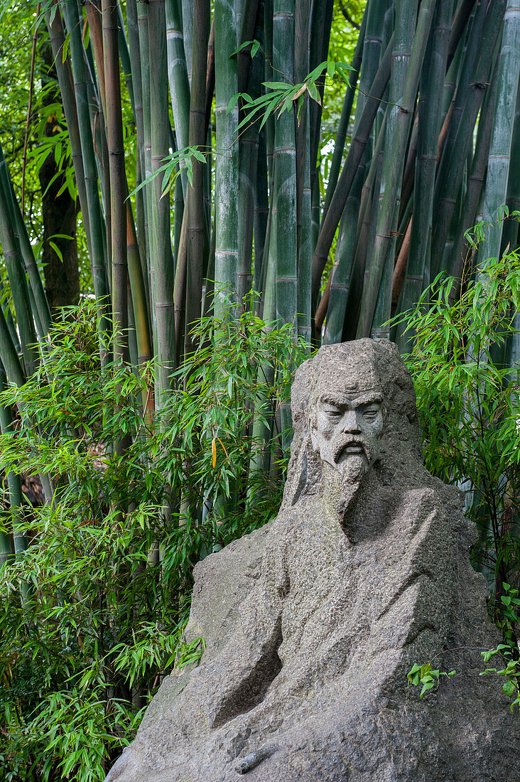 Eine Steinstatue des Dichters Du Fu (712