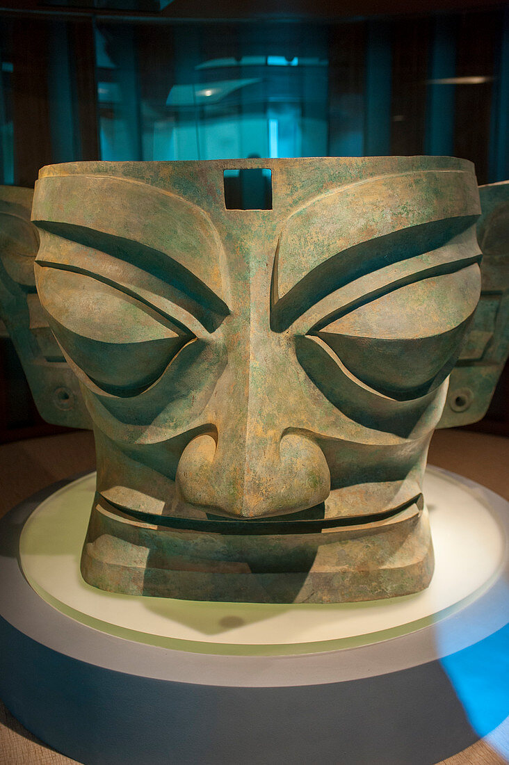 Eine Bronzemaske aus dem 12. Jahrhundert v. Chr. In der Ausstellung antiker Artefakte im Sanxingdui Museum in Sanxingdui bei Chengdu, Provinz Sichuan in China.