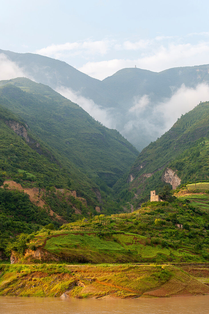 Landschaft entlang der Qutang-Schlucht, der kürzesten und spektakulärsten der drei Schluchten Chinas, am Jangtse in China.