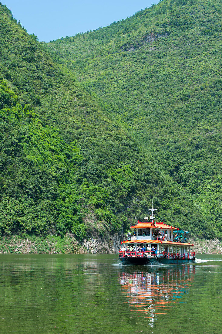 Ein Ausflugsboot in der Nähe von Badong am Shennong-Strom, einem Nebenfluss des Jangtse an der Wu-Schlucht (Drei Schluchten) in China.