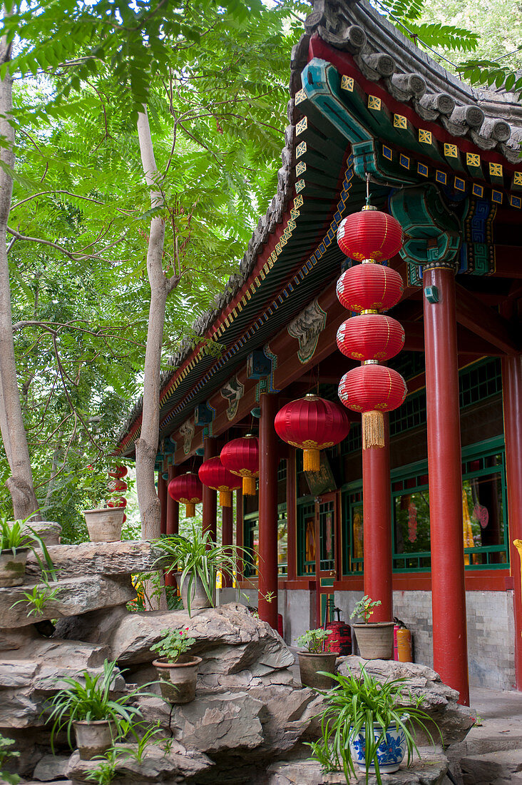Ein Pavillon mit roten Laternen im Bai Jia Da Yuan Restaurant in Peking, China.
