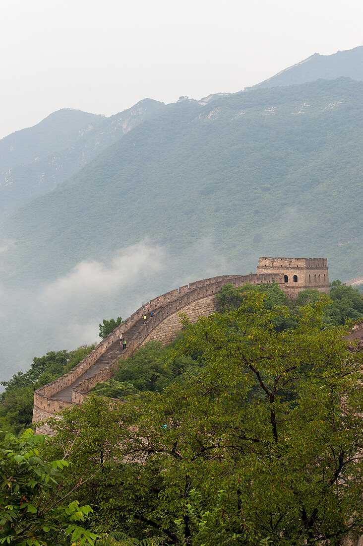 Ein Abschnitt der Chinesischen Mauer im Nebel bei Mutianyu im Huairou County 70 km nordöstlich von Zentral-Peking, China.