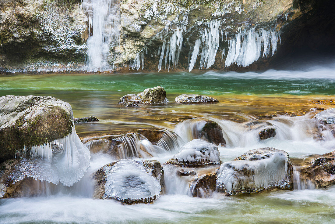 Wasserfall von La Tine de Conflens unter Eis, Schweiz