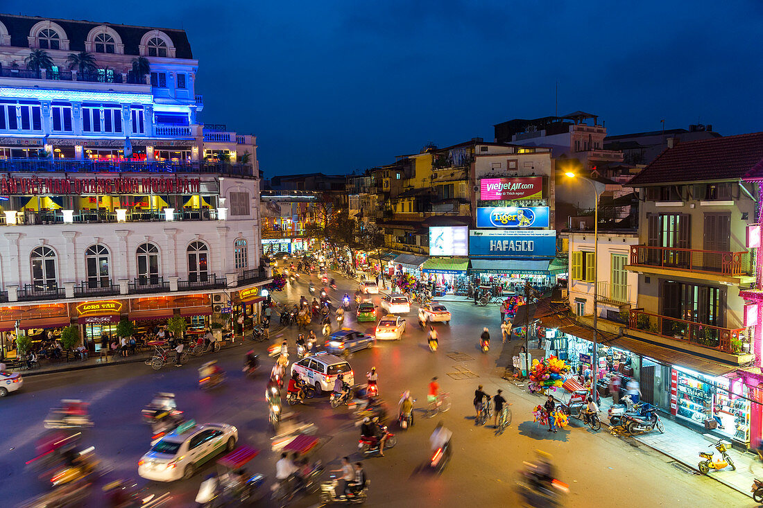 Abenddämmerung in der Altstadt von Hanoi, Hanoi, Vietnam