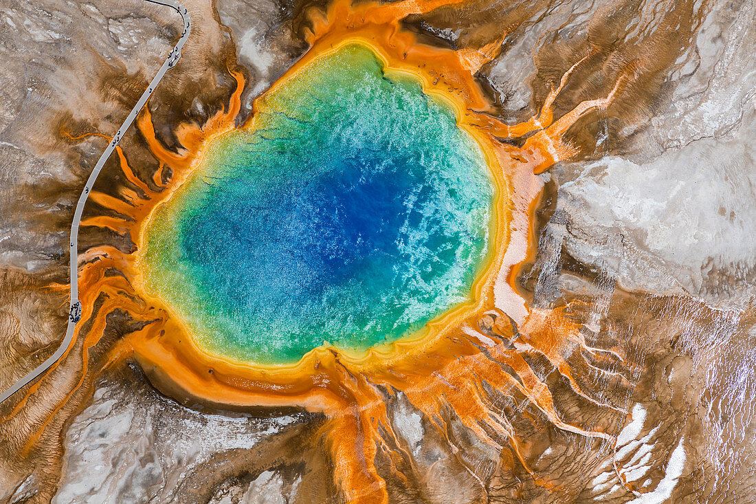 Grand Prismatic Spring, Midway Geyser Basin, Yellowstone National Park, Wyoming, USA