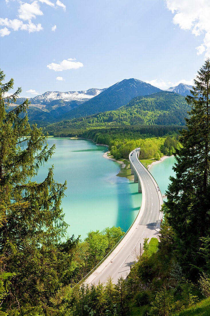 Sylvensteinsee und Brücke, Bayerische Alpen, Bayern, Deutschland