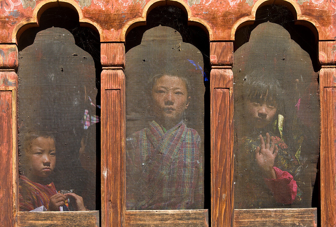 Kinder am Fenster beobachten das 'Thangbi Mane Festival', Tangbi Goemba, nahe Jakar, Bumthang, Bhutan