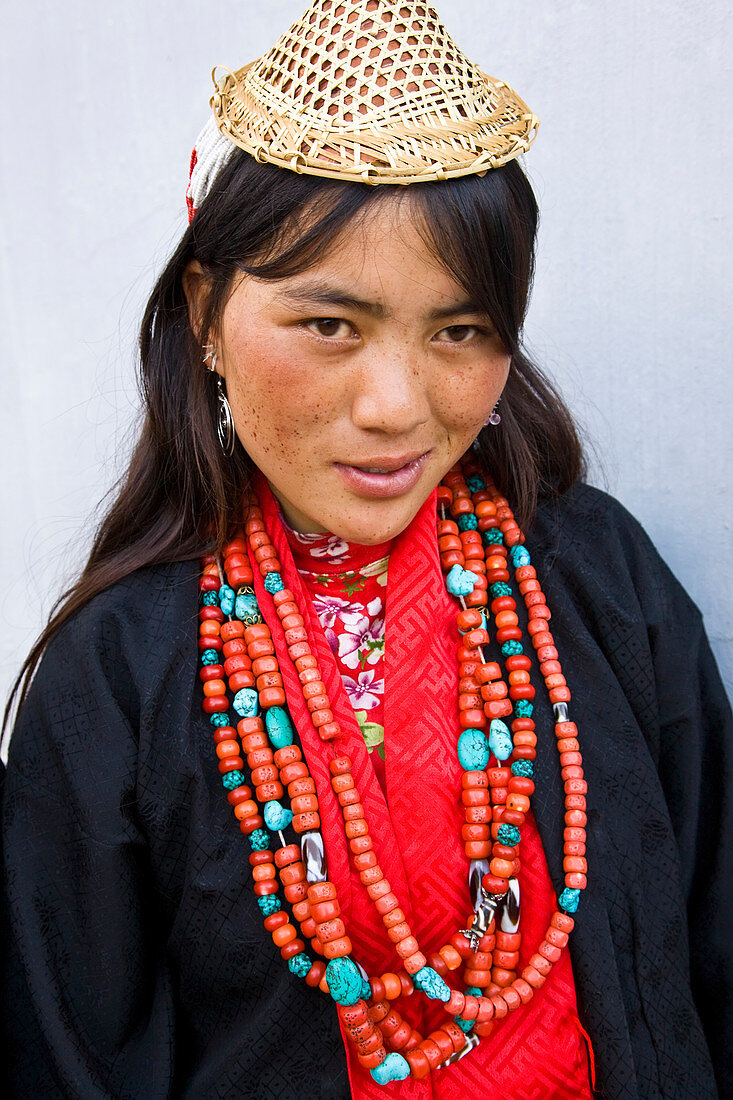 Layap, junge Frau aus dem Dorf Laya in Bhutan