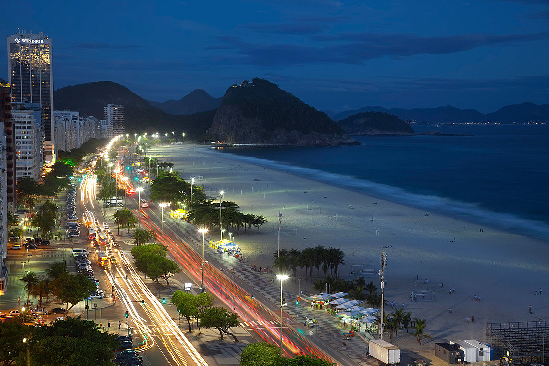 Copacabana Beach und Avenue Atlantica bei Nacht, Copacabana, Rio de Janeiro, Brasilien