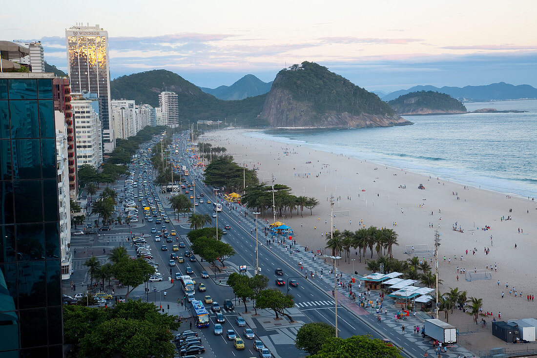Blick auf Copacabana Beach und Avenue Atlantica in der Abenddämmerung, Copacabana, Rio de Janeiro, Brasilien