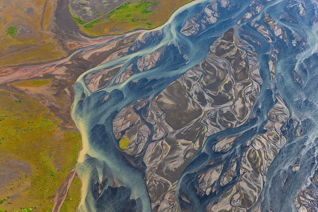 Luftaufnahme von dem Fluss Hosa, gefärbt durch Gletscherschmelze, Südwestisland