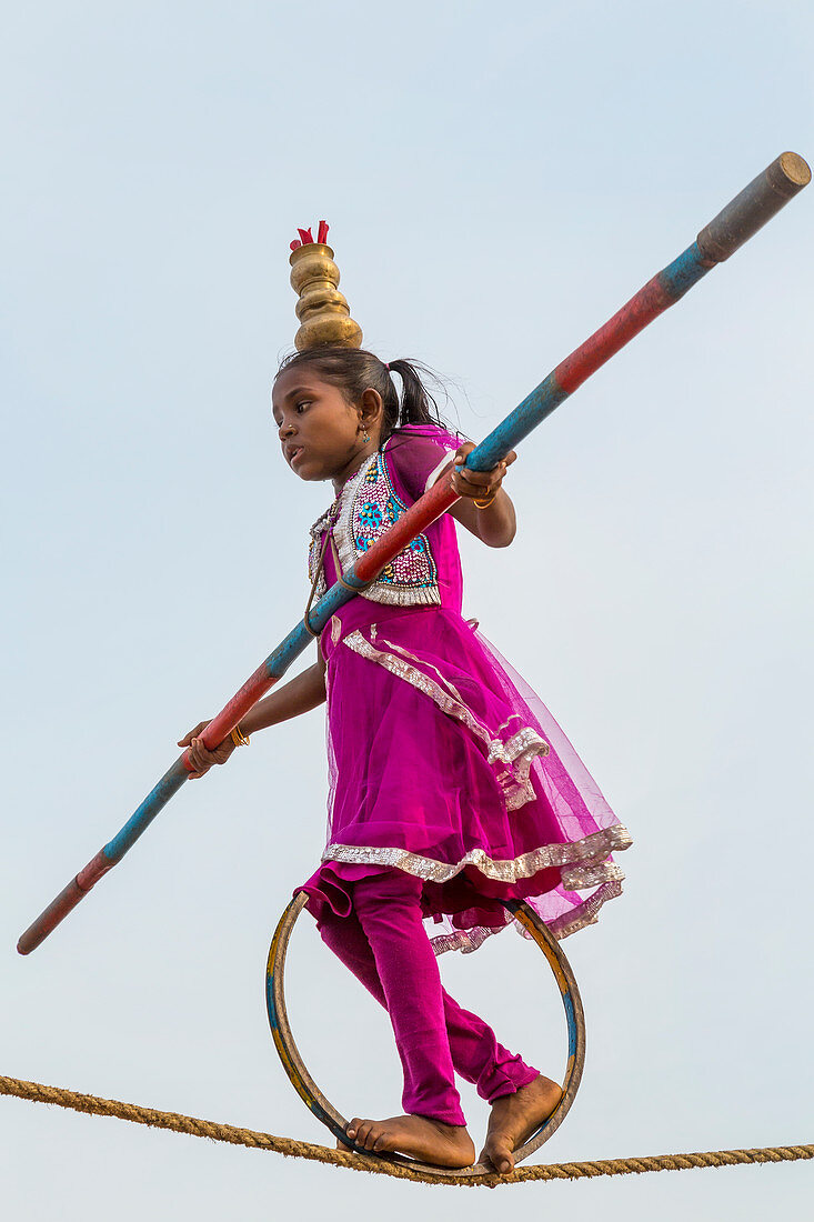 Mädchen beim Seiltanzen am Strand, Pondicherry, Tamil Nadu, Indien