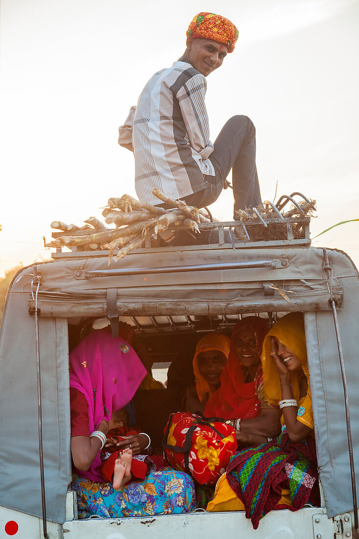 Passagiere in einem Geländewagen in Pushkar, Bundesstaat Rajasthan, Indien