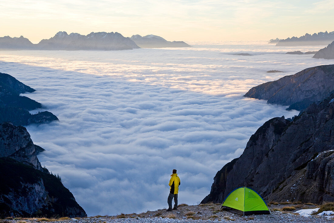 Mann und Zelt über den Wolken, Italien, Trentino-Südtirol, Bezirk Bozen, Hochpustertal, Naturpark Drei Zinnen