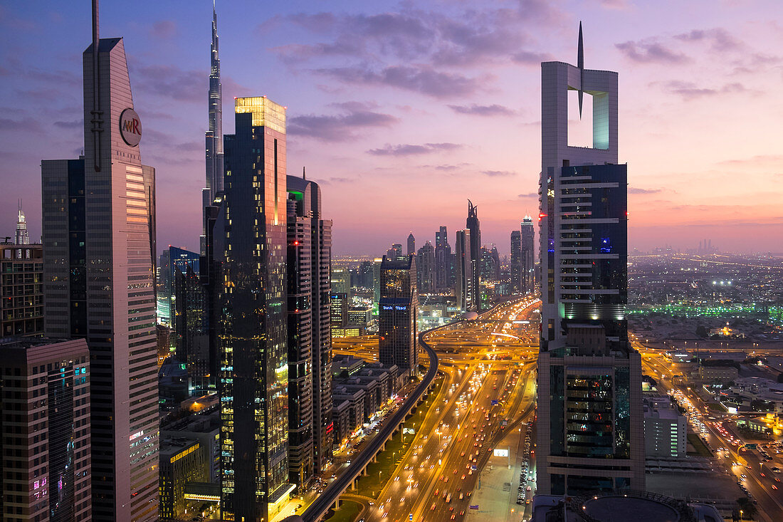 Erhöhter Blick über die modernen Wolkenkratzer entlang der Sheikh Zayed Road mit Blick auf den Burj Kalifa, Dubai, Vereinigte Arabische Emirate