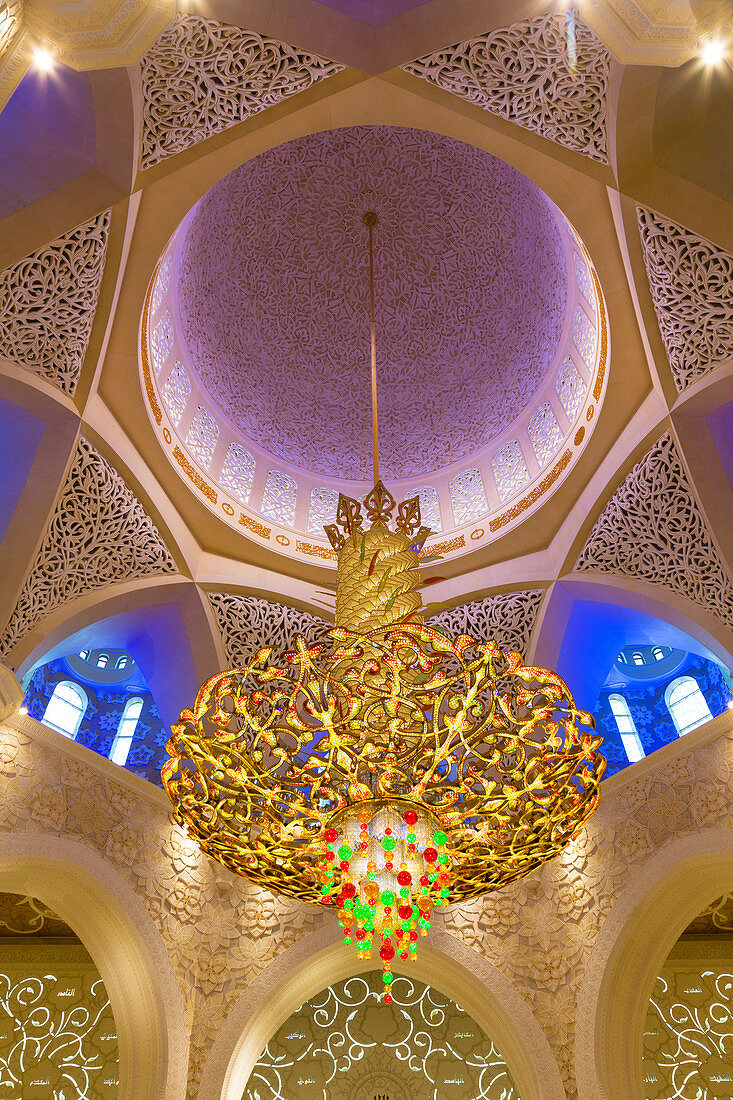 Main dome inside the prayer hall of Sheikh Zayed Bin Sultan Al Nahyan Mosque, Abu Dhabi, United Arab Emirates