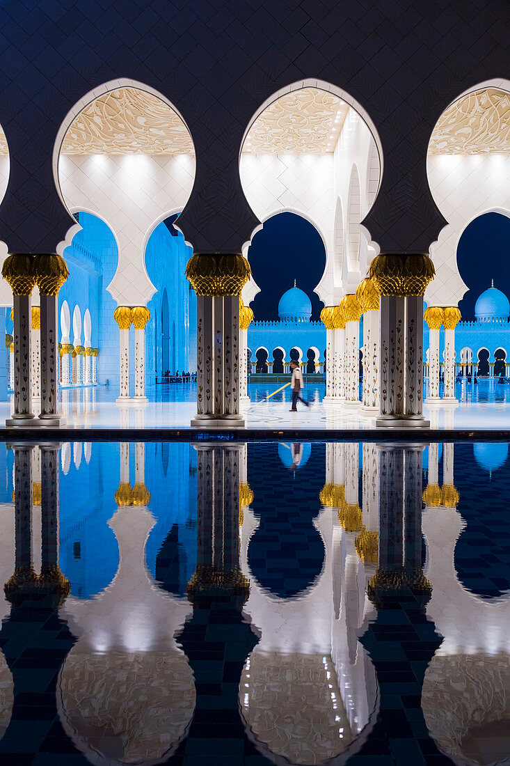 Scheich-Zayid-Moschee in der Abenddämmerung, Abu Dhabi, Vereinigte Arabische Emirate, Naher Osten