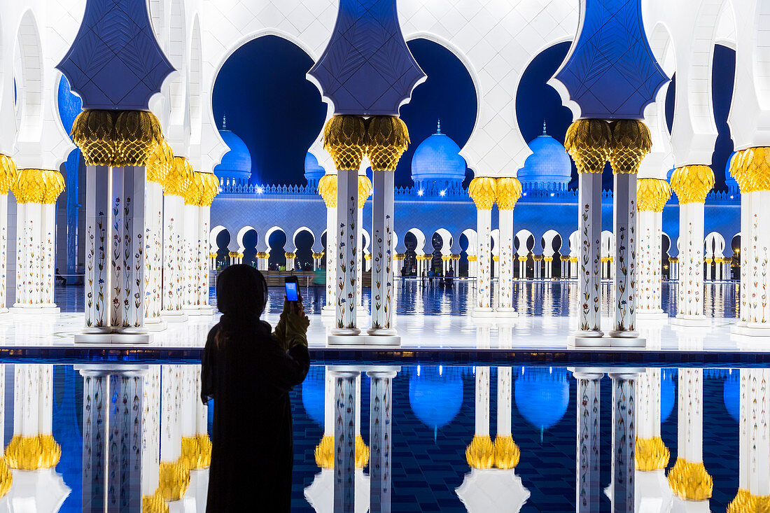Scheich-Zayid-Moschee in der Abenddämmerung, Abu Dhabi, Vereinigte Arabische Emirate, Naher Osten