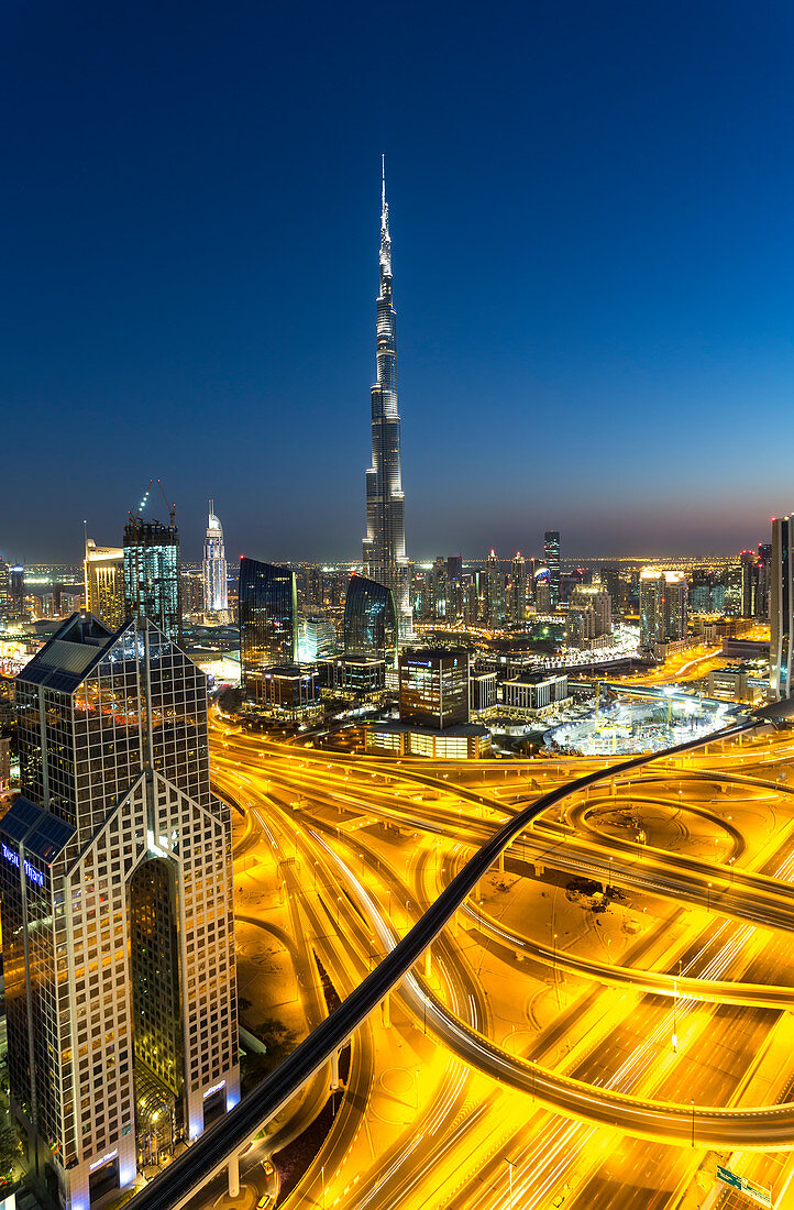 Erhöhter Blick in der Dämmerung über Downtown und Sheikh Zayed Road mit Blick auf den Burj Kalifa, Dubai, Vereinigte Arabische Emirate