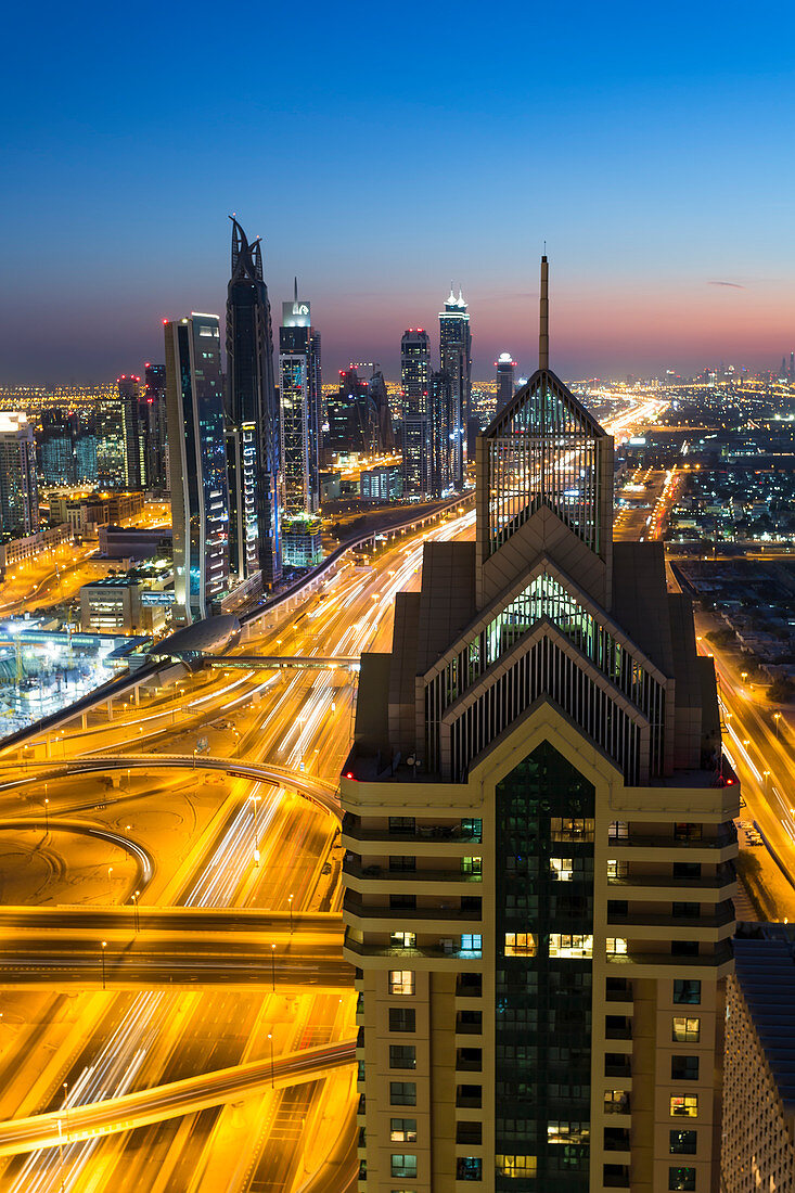 Erhöhter Blick über die modernen Wolkenkratzer in der Abenddämmerung entlang der Sheikh Zayed Road mit Blick auf den Burj Kalifa, Dubai, Vereinigte Arabische Emirate