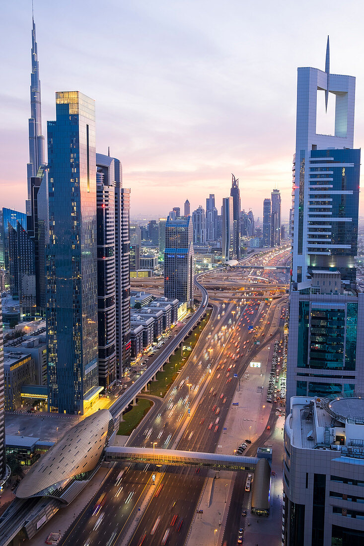 U-Bahnstation an der Sheikh Zayed Road mit dem Burj Khalifa im Hintergrund, Dubai, Vereinigte Arabische Emirate