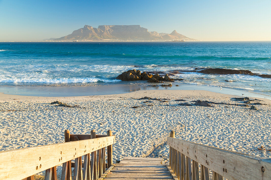 Strand von Bloubergstrand mit dem Tafelberg im Hintergrund. Kapstadt, Westkap, Südafrika