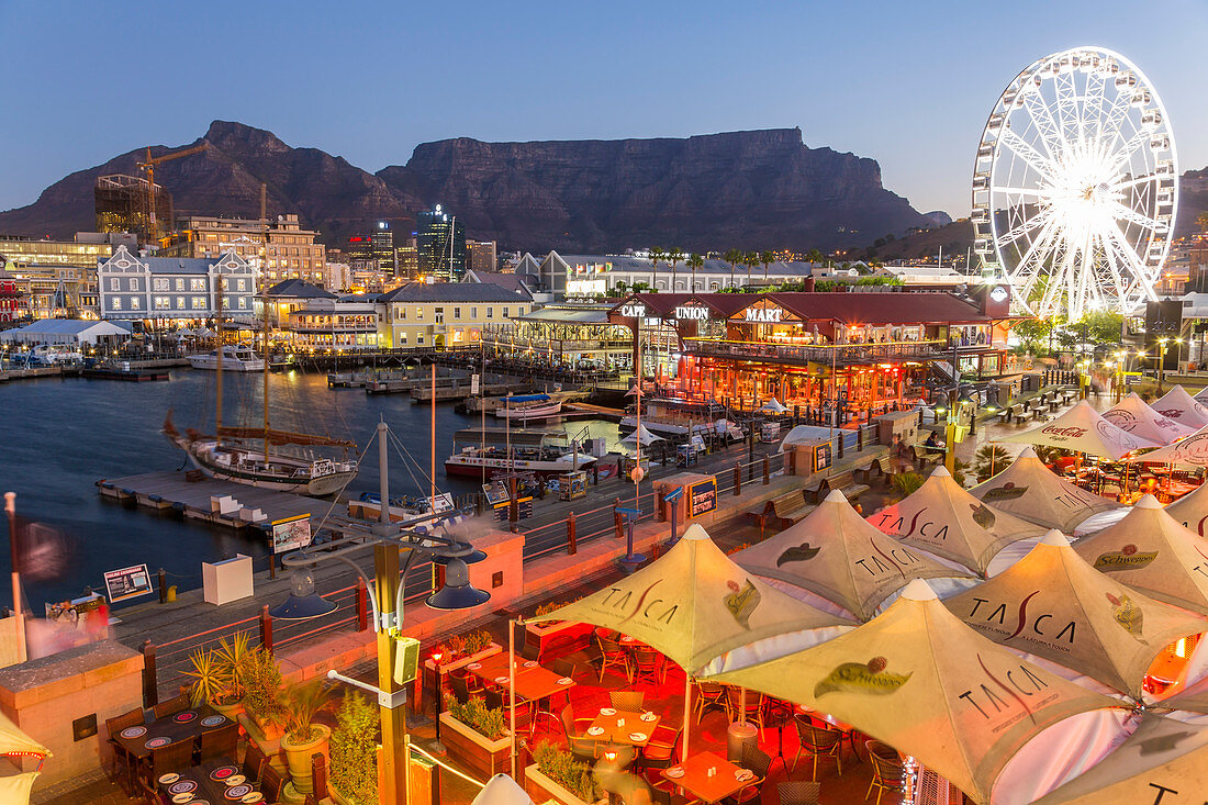 VundA Waterfront in der Abenddämmerung, und der Tafelberg, Kapstadt, Westkap, Südafrika