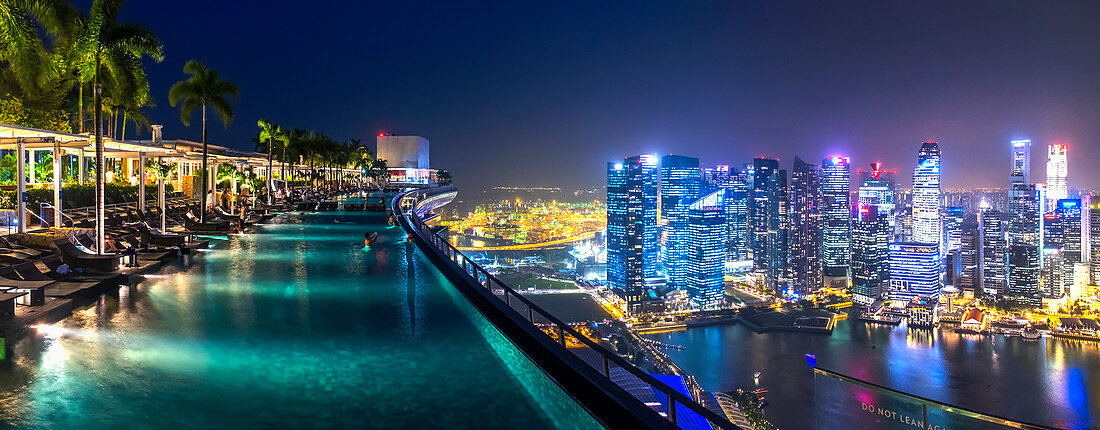 Infinity-Pool auf dem Hoteldach in Singapur