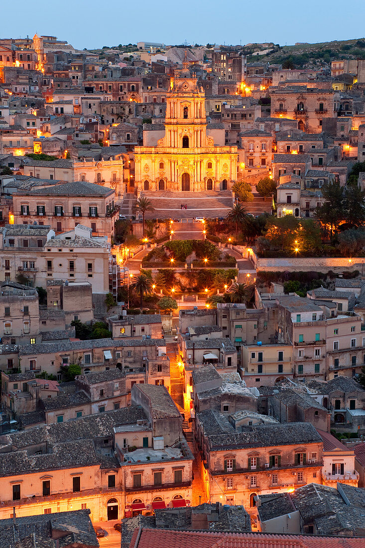 Blick über die Kathedrale von Modica und San Giorgio (Barockstil), Sizilien, Italien