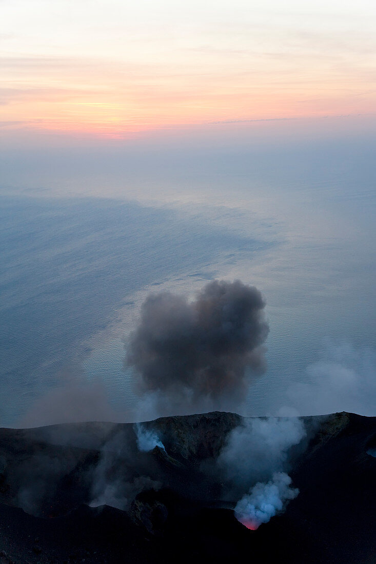 Vulkanausbruch mit schwarzem Rauch, Vulkan Stromboli, Insel Stromboli, Äolische Inseln, Sizilien, Süditalien, Italien